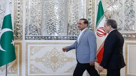 وكالة فارس: زيارة مفاجئة لقائد الجيش الباكستاني إل...