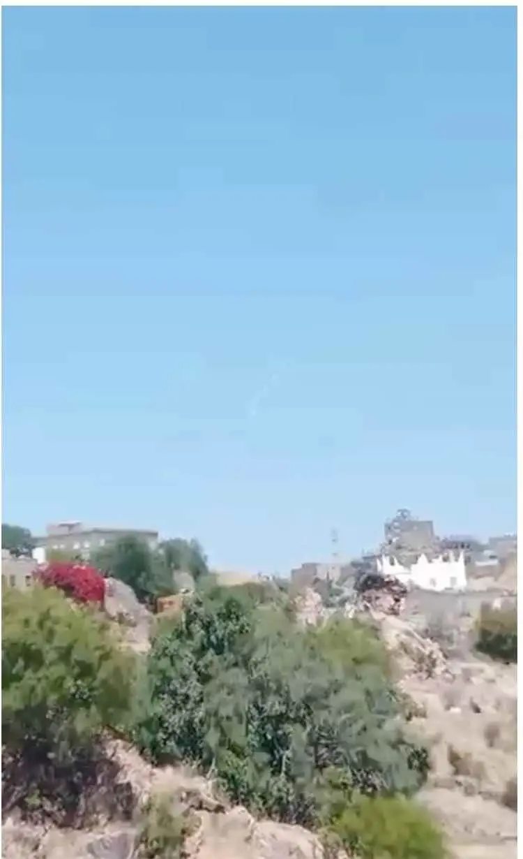 ميليشيا الحوثي توسع نطاق اعتداءاتها.. إطلاق صواريخ باليستية من إب باتجاه شبوة وأبين