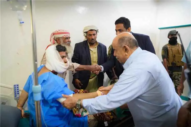 الخنبشي يتفقد جرحى استهداف معسكر العلم ويشيد بجهود إسعافهم ورعايتهم الطبية