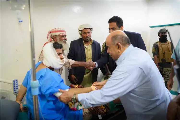 الخنبشي يتفقد جرحى استهداف معسكر العلم ويشيد بجهود إسعافهم ورعايتهم الطبية