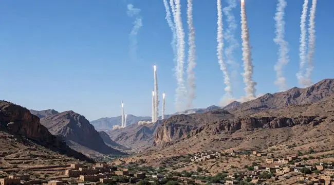 رشقة صاروخية حوثية من إب والبيضاء.. صواريخ تتجه نح...