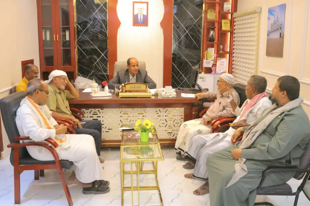محلي سيئون يراجع تنفيذ مشاريع 2026 ويبحث تسريع الإ...