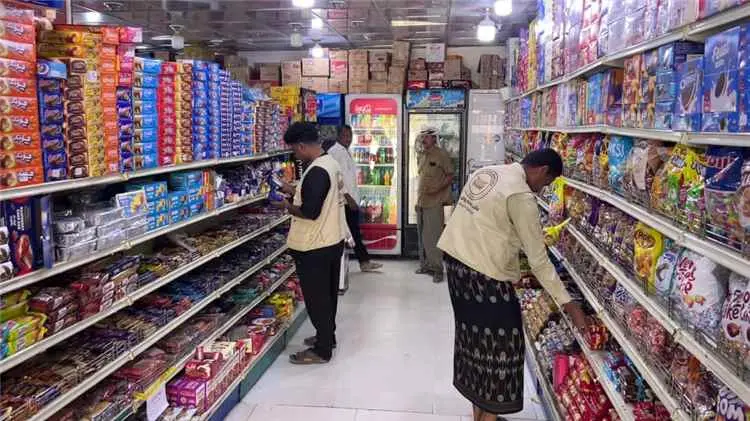 بإجراءات صارمة وبحضور مدير المكتب.. إغلاق محل مخال...