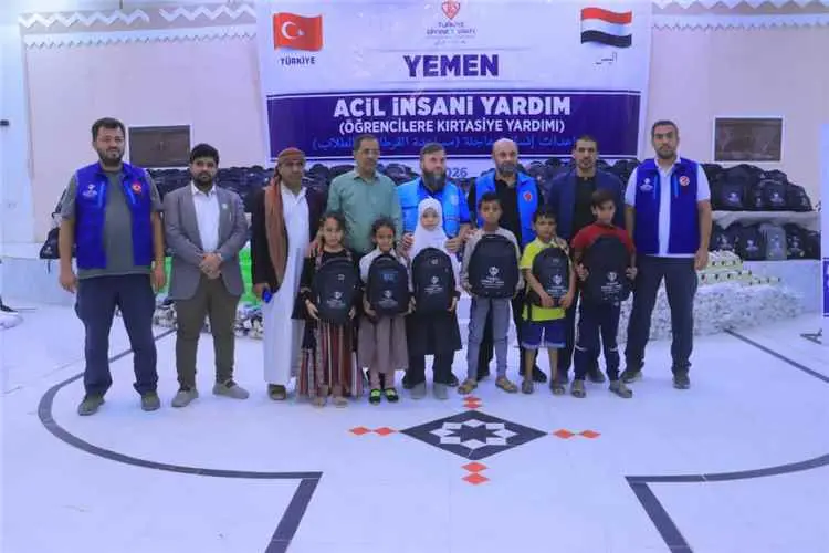 تدشين توزيع  600حقيبة مدرسية للطلاب النازحين بمدين...