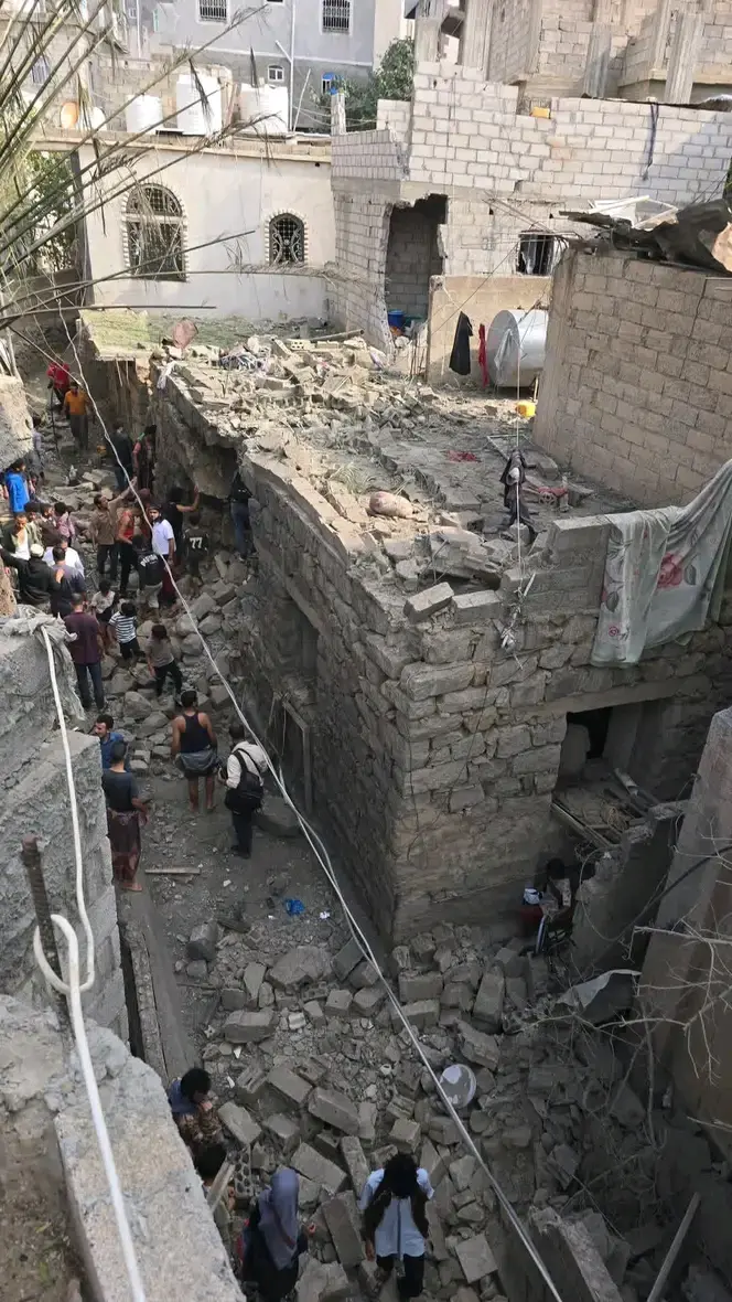سقوط قتلى وجرحى من المدنيين في قصف حوثي بصاروخ باليستي استهدف حي سكني بمدينة تعز.. شاهد الصور
