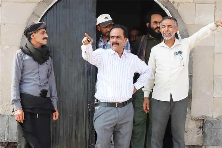 مدير عام خورمكسر يتفقد سير العمل في مشروع تأهيل مب...