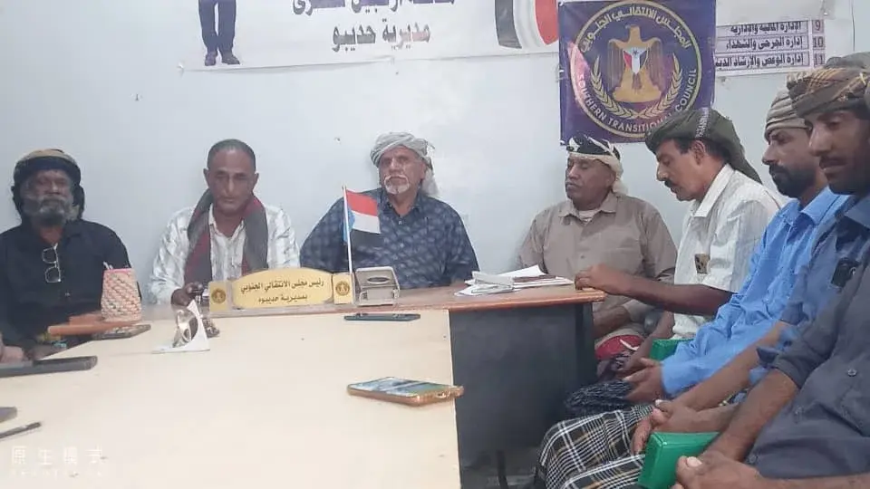 رئيس اتحاد قبائل الجنوب العربي بسقطرى يعقد لقاءً ت...