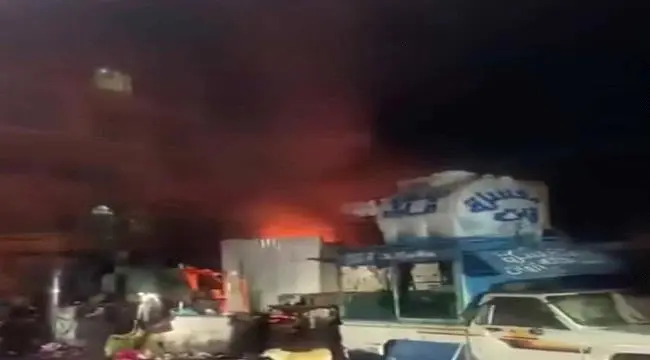 حريق هائل يلتهم سوق الوحدة في إب.. والنيران تلتهم...