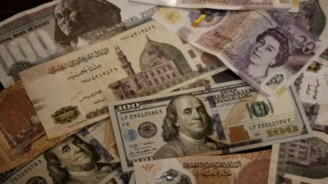 الدولار يسجل مستوى قياسيا جديدا أمام الجنيه لأول م...