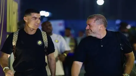 فتاة تلفت أنظار رونالدو قبل مباراة النصر ونيوم (في...