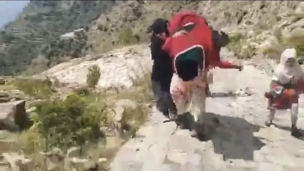 مشهد يوجع القلوب.. أم تحمل جثمان ابنتها على ظهرها...