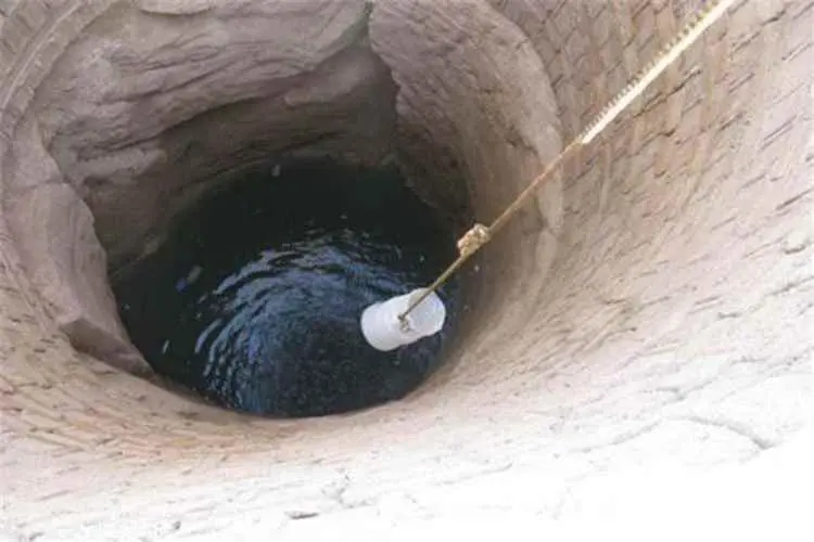 وفاة فتاة إثر سقوطها في بئر أثناء محاولتها جلب المياه بالضالع