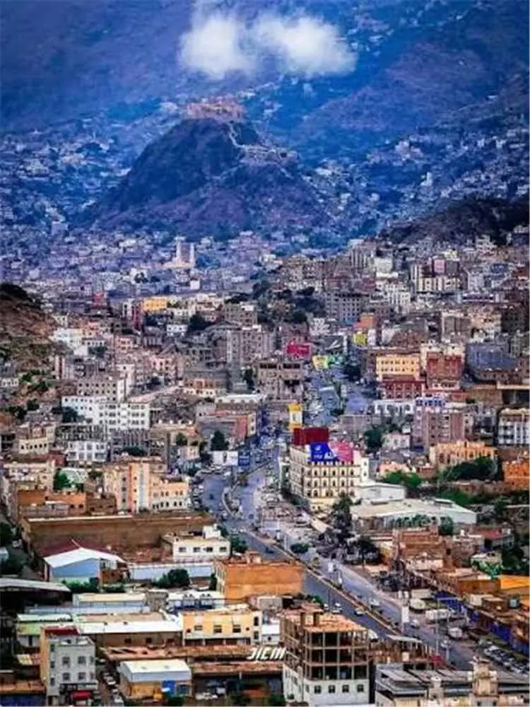 الخناق يتضاعف على تعز.. ميليشيا الحوثي تواصل حرمان...