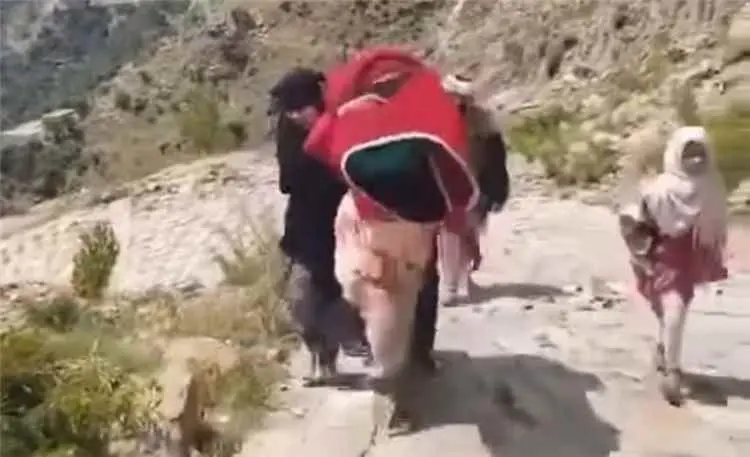 أم تحمل جثمان ابنتها على ظهرها.. مشهد موجع يجسّد م...