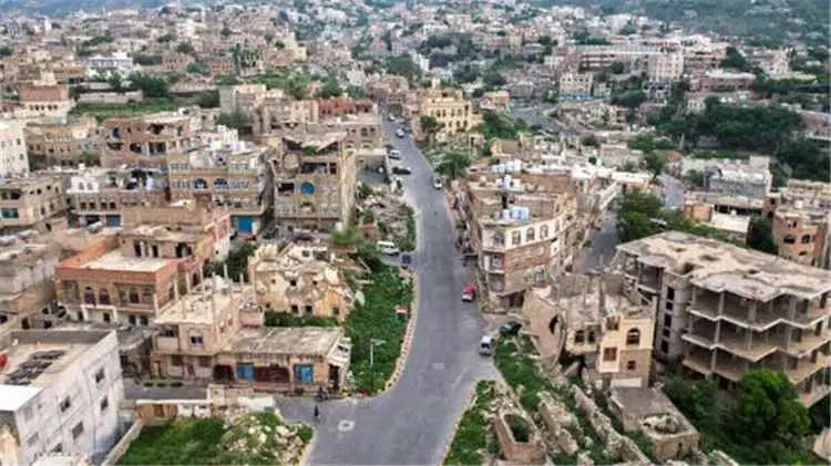 مواجهات عنيفة غرب تعز.. القوات المسلحة  تتصدى لهجم...