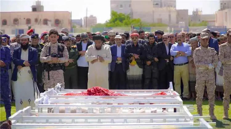 شبوة تودّع 75 شهيدًا.. تشييع مهيب لضحايا حادثة است...