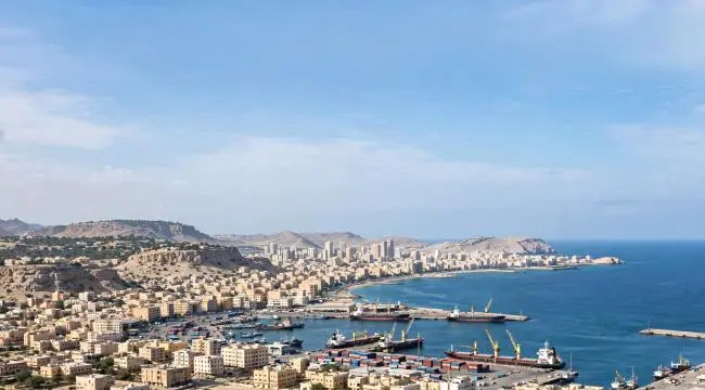 عاجل | دوي انفجار في العاصمة عدن وأنباء عن سقوط صا...