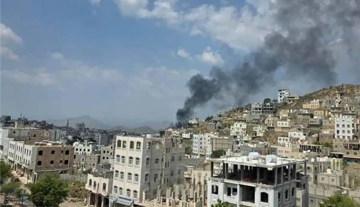 حريق هائل في مصنع للأسفنج تعرض لقصف مباشر من الحوث...