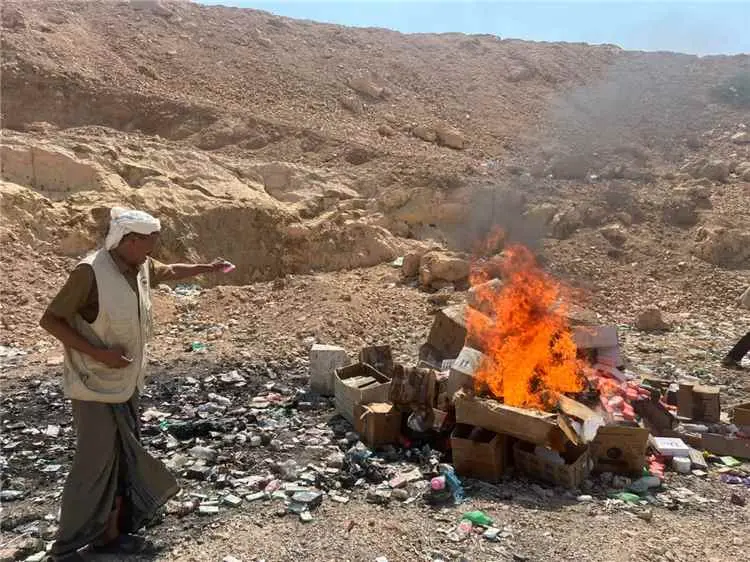 صناعة وتجارة حضرموت تتلف كميات من المواد منتهية ال...