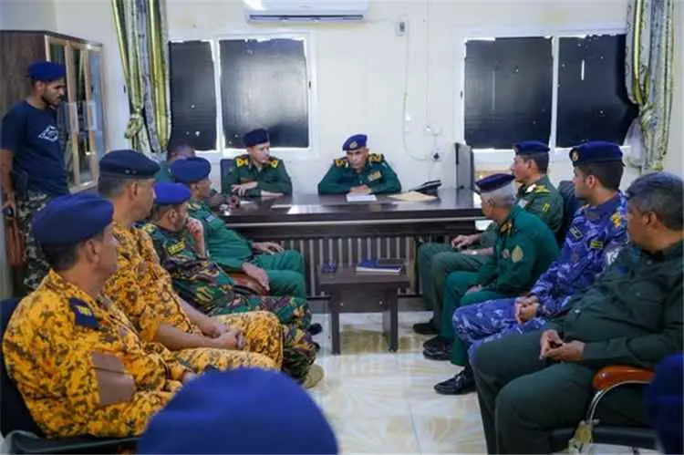 عقب اجتماع أمني موسّع بأبين.. وكيل وزارة الداخلية ينفّذ زيارات ميدانية لعدد من الوحدات والمعسكرات لتفقد الجاهزية وتنفيذ التوجيهات الأمنية