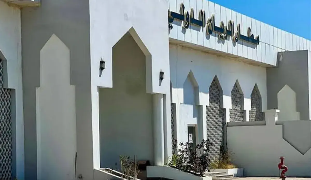 مليشيا الإرهاب الحوثي تستهدف مطاري الريان في المكل...