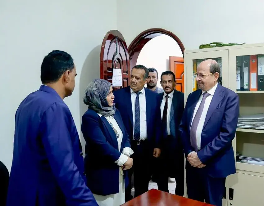 رئيس الوزراء يزور وزارة الشؤون القانونية ويؤكد على دورها في اعداد ملفات جرائم مليشيا الحوثي الإرهابية