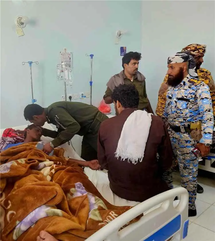 قيادة فرع مصلحة الأحوال المدنية بشبوة.. تتفقد جرحى...