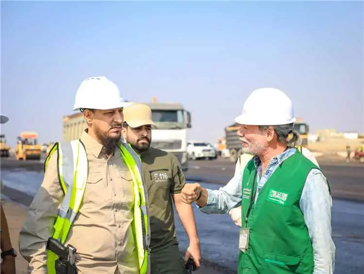 شريان عدن الجوي يتعافى.. المحافظ شيخ يوجه رسائل حاسمة من قلب مدرج المطار ويؤكد: إرهاب الحوثي لن يوقف نبض العاصمة