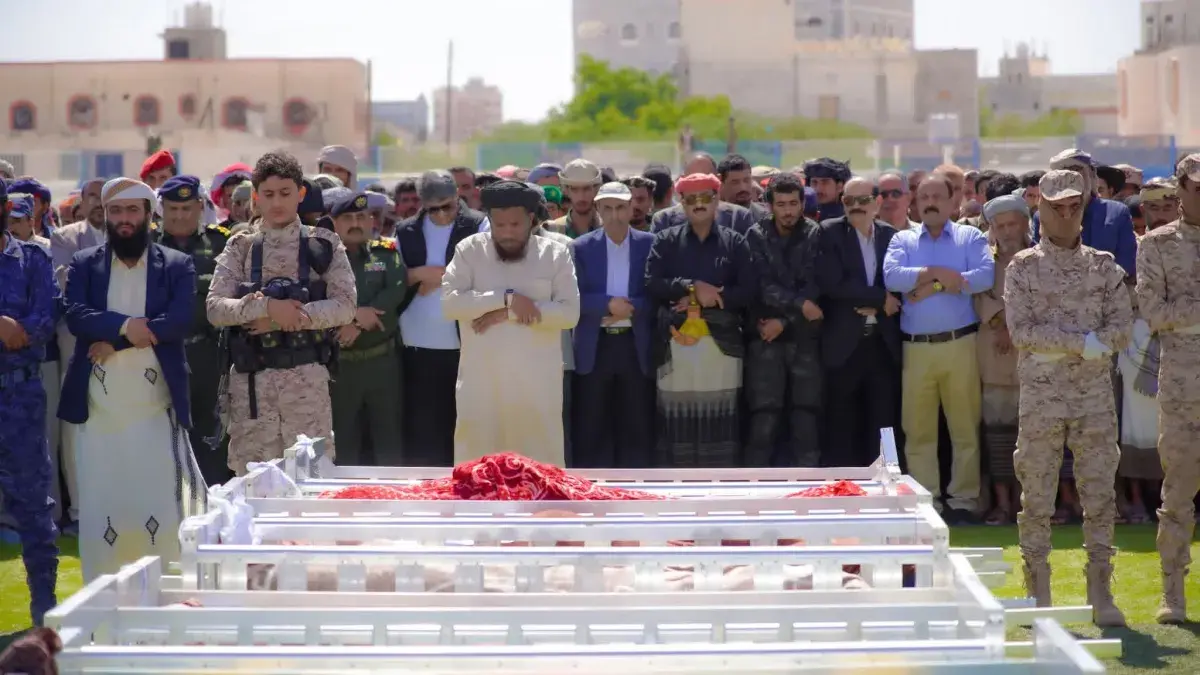 في موكب جنائزي مهيب.. شبوة تشيّع 73 شهيدًا ضحايا القصف الحوثي على مركز التدريب الأمني
