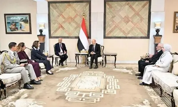 الرئيس العليمي يدعو لتحرك دولي ضد الحوثيين على غرا...