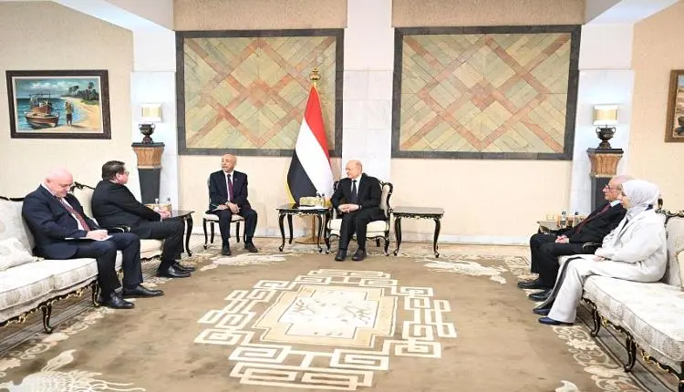 العليمي للسفراء الجدد: الإرهاب الحوثي يتجاوز خطورة...