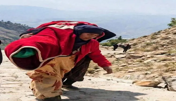 مشهد يهز اليمن.. أم تحمل جثمان ابنتها معلمة القرآن...
