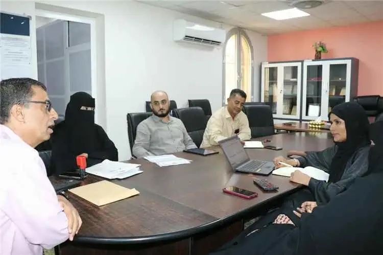 مدير عام مكتب الصحة بلحج يلتقي وفد منظمة ميهاد الفرنسية لبحث تدخلاتها في مجال صحة الأم والطفل ضمن مشروع الألف يوم الأولى من الحياة