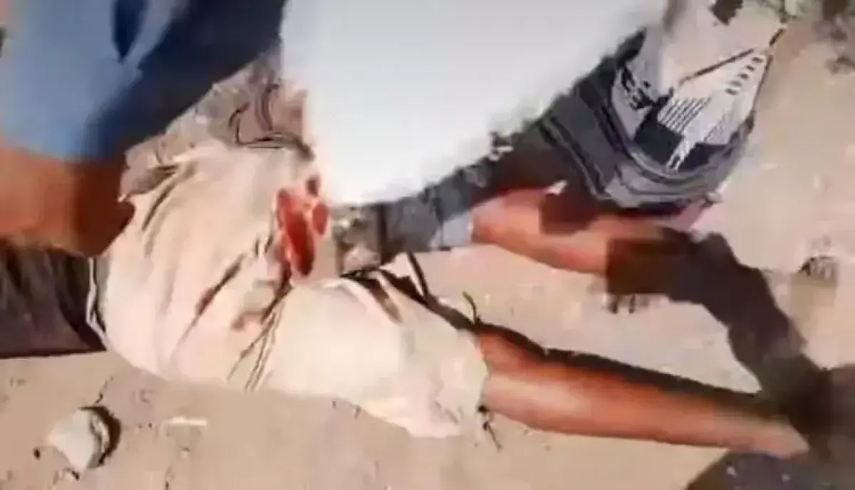 اسرار | بالاسماء والتفاصيل- برعاية قيادات المليشيا.. قيادي حوثي ينتحل صفة أمنية يصفي مواطناً بالرصاص لنهب أراضٍ جنوب الحديدة