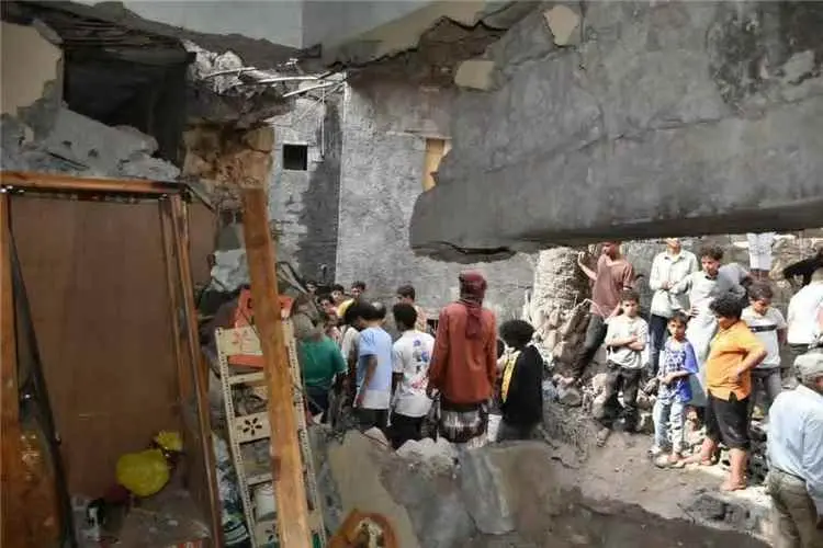 منظمات حقوقية تدين قصف جماعة الحوثي للأحياء السكني...