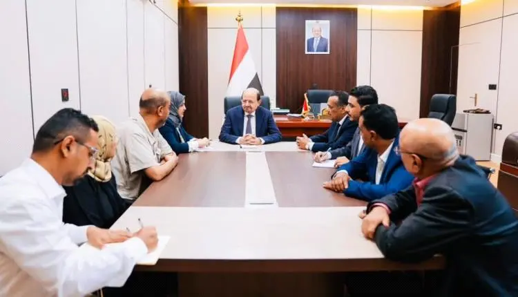 الحكومة توجه بتوثيق جرائم الحوثيين وإعداد ملفات مل...
