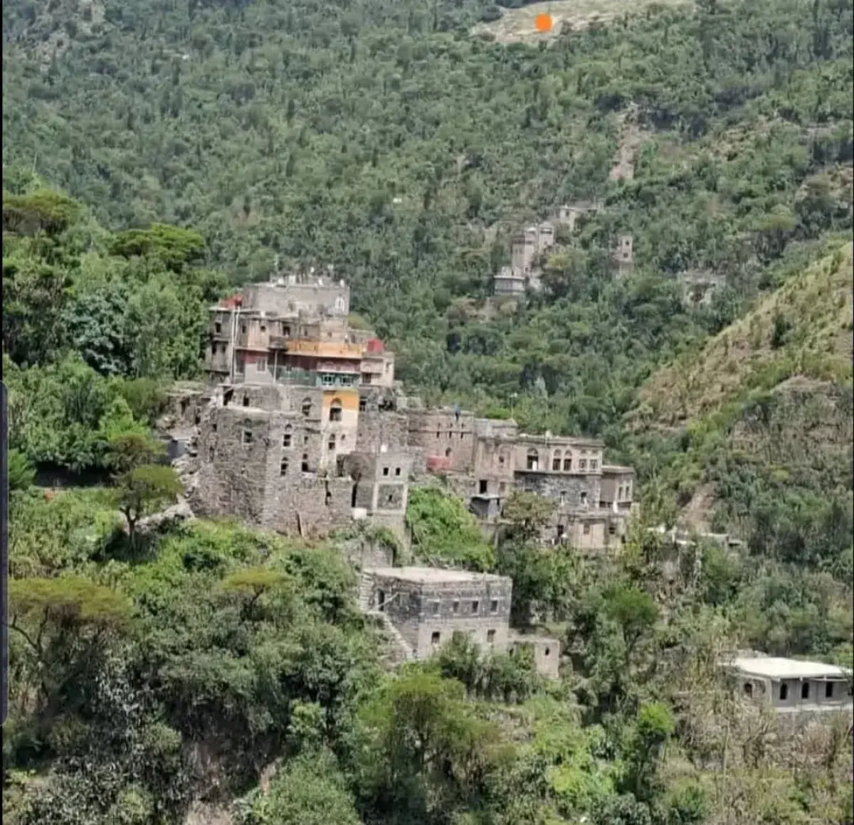 سكان قرى جنوب تعز يطلقون نداء استغاثة لإنقاذهم من...