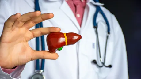 طبيبة تحدد الأطعمة المدمرة للكبد