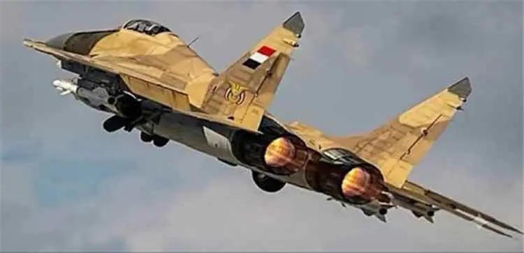 غارات جوية تستهدف مخزن أسلحة وذخائر لميليشيا الحوث...