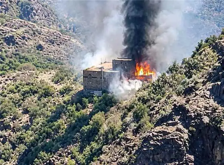 جريمة جديدة ضد المدنيين .. قصف حوثي يدمر منزلاً سك...