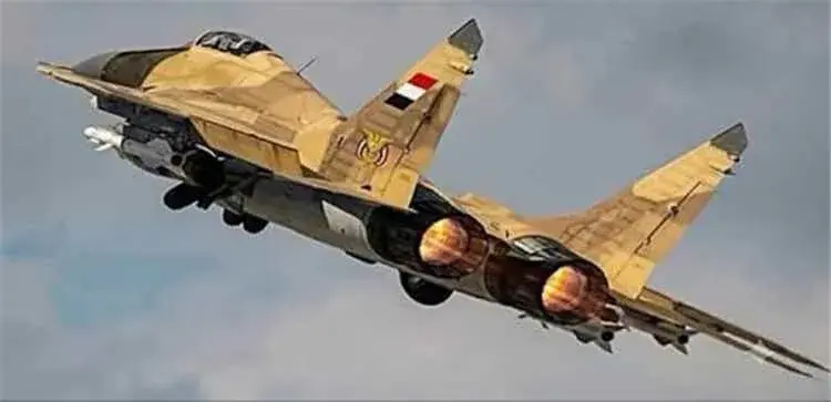 غارات تستهدف مخزن ذخائر للحوثيين في جنوب تعز وأنبا...