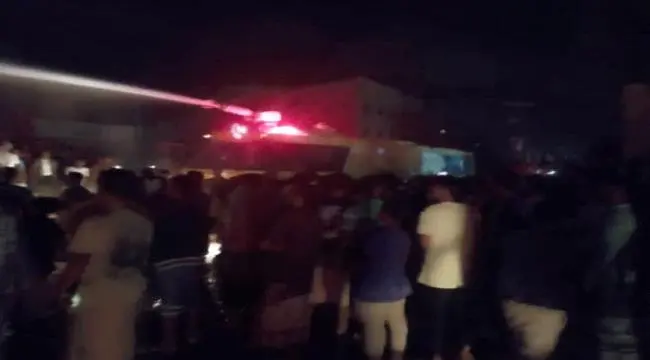 سيئون: الدفاع المدني يسيطر على حريق هائل في هنجر ك...