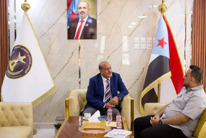 هرهرة يلتقي المقرحي عقب الإفراج عنه ويثمن مواقفه الوطنية