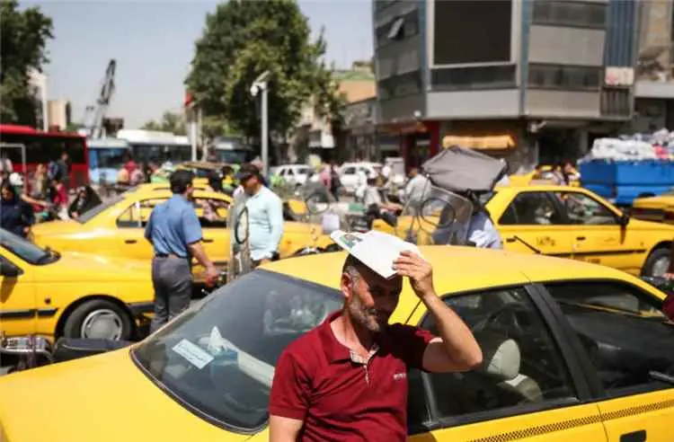 أكثر من 50 ألف طبيب خارج المهنة في إيران.. أطباء يتحولون إلى سائقي أجرة هربا من الغلاء