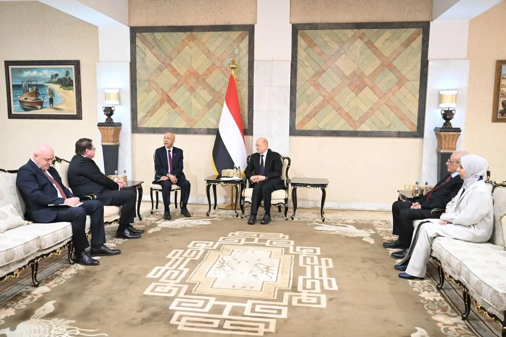 العليمي يطالب بتحرك دولي حاسم لتصنيف الحوثيين منظم...