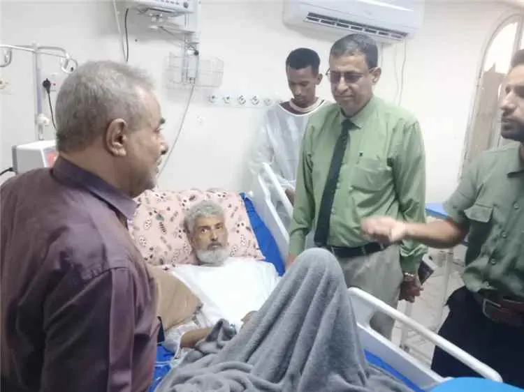 مدير عام مكتب الصحة بلحج يزور الدكتور وليد الفقيه المرقد في العناية المركزة بمستشفى ابن خلدون العام