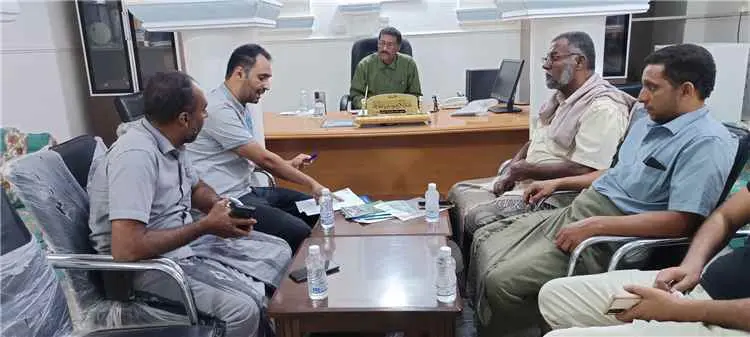 مدير عام تريم يلتقي ممثلي مؤسسة بناء للتنمية لمناق...