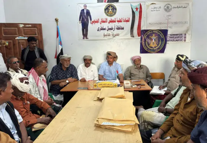 انتقالي سقطرى يدشن التعبئة العامة ويوزع كشوفات الت...