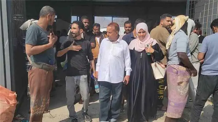 مدير عام البريقة يوجه بإدخال الباعة في الأبنية الع...