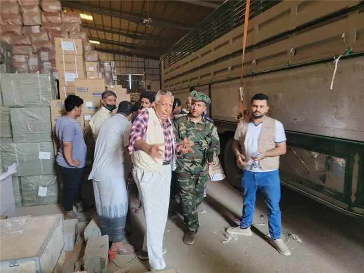 صناعة عدن يحجز منتجات مجهولة في حملة مشتركة بسوق إنماء في المنصورة